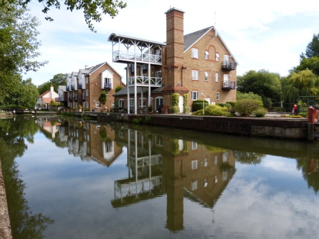A lovely conversion of Whittet's Mill which was erected in 1691 as a paper mill, at Thames Lock on the River Wey which was opened in 1653
